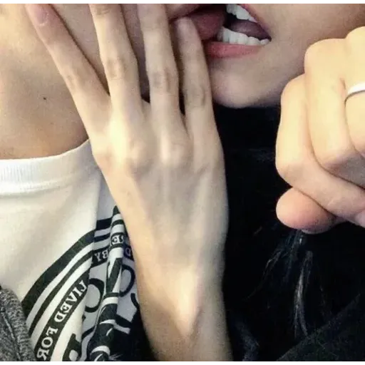 Hot : @stickerooli 👄💦