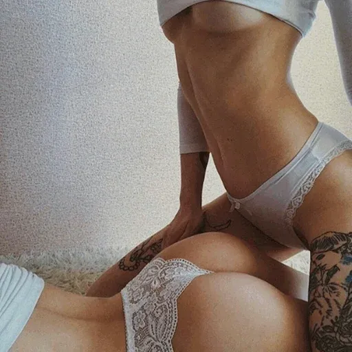 @lesboteen  ; HOT🏳‍🌈