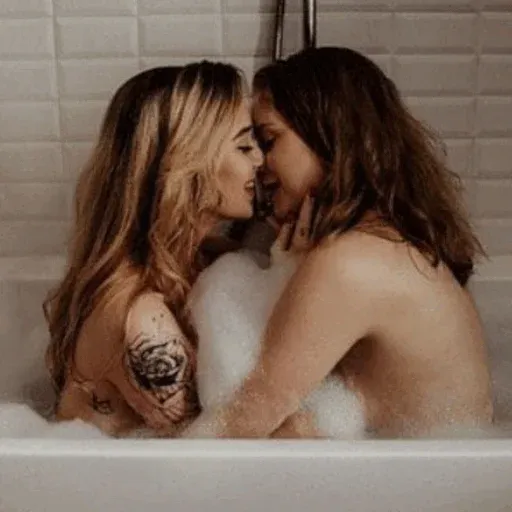 @lesboteen  ; HOT🏳‍🌈