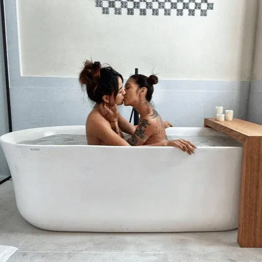@lesboteen  ; HOT🏳‍🌈