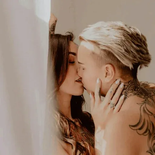 @lesboteen  ; HOT🏳‍🌈