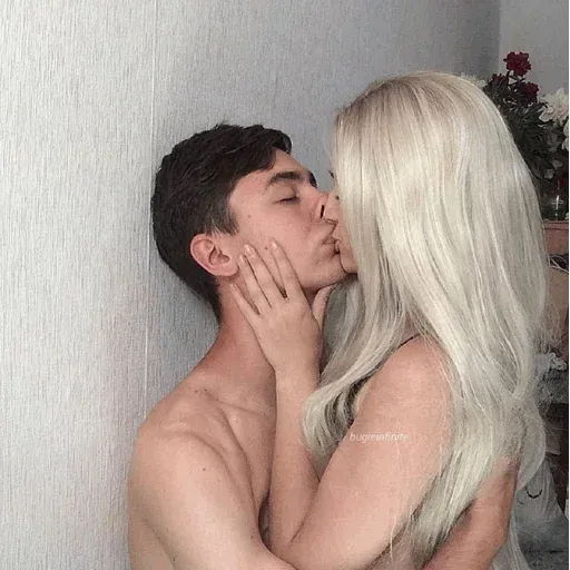 Hot : @stickerooli 🤤💜